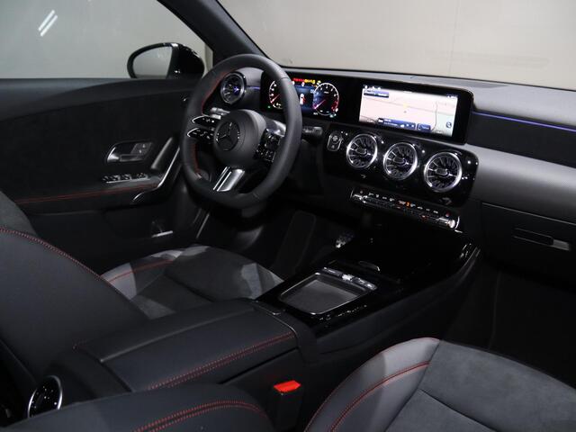 Mercedes-Benz A-KLASSE 180 Business Solution AMG | Panoramaschuifdak | Achteruitrijcamera | Nightpakket | MULTIBEAM LED | Stoelverwarming |
