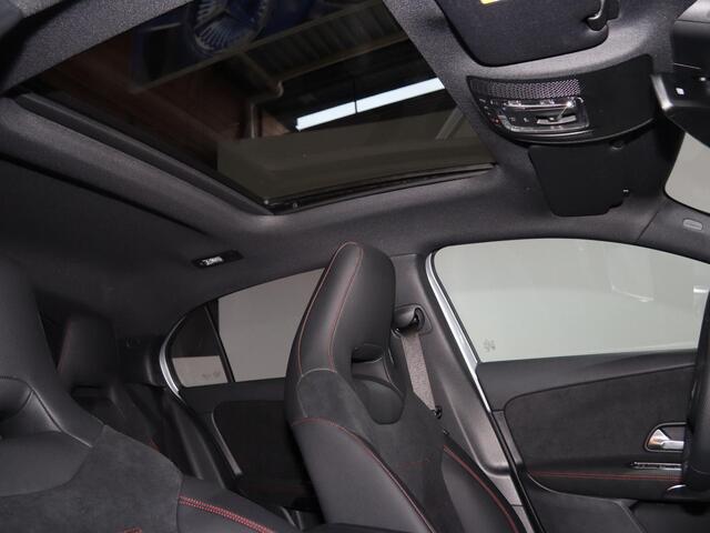 Mercedes-Benz A-KLASSE 180 Business Solution AMG | Panoramaschuifdak | Achteruitrijcamera | Nightpakket | MULTIBEAM LED | Stoelverwarming |