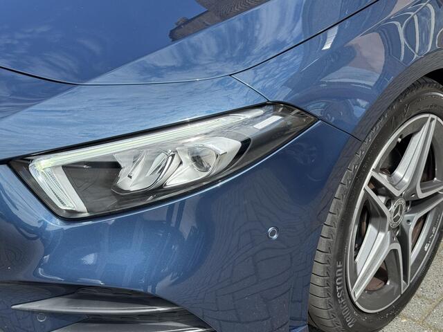 Mercedes-Benz A-KLASSE 180 AUTOMAAT AMG LINE SPORTSTOELEN/CARPLAY/LED/CAMERA/TREKHAAK/NL-AUTO/60.000 KM!