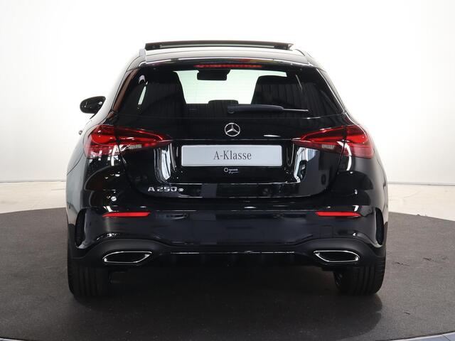 Mercedes-Benz A-KLASSE 250 e Business Solution AMG | Panoramaschuifdak | Premium Plus | 19"AMG-velgen | Head-up display | Dodehoekassistent |