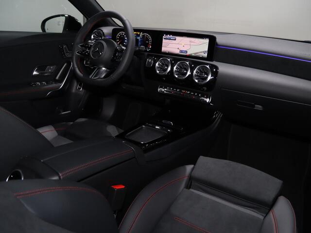 Mercedes-Benz A-KLASSE 250e Business Solution AMG | Panoramaschuifdak | Premium Plus | Head-up display | Dodehoekassistent |