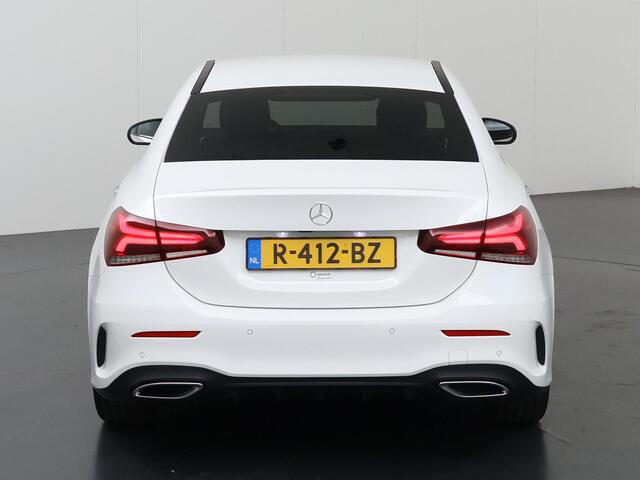 Mercedes-Benz A-KLASSE 180 AMG Line | Night | Widescreen | Stoelverwarming | Achteruitrijcamera | Sfeerverlichting |
