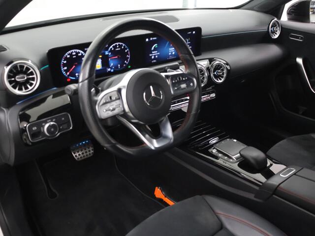 Mercedes-Benz A-KLASSE 180 AMG Line | Night | Widescreen | Stoelverwarming | Achteruitrijcamera | Sfeerverlichting |