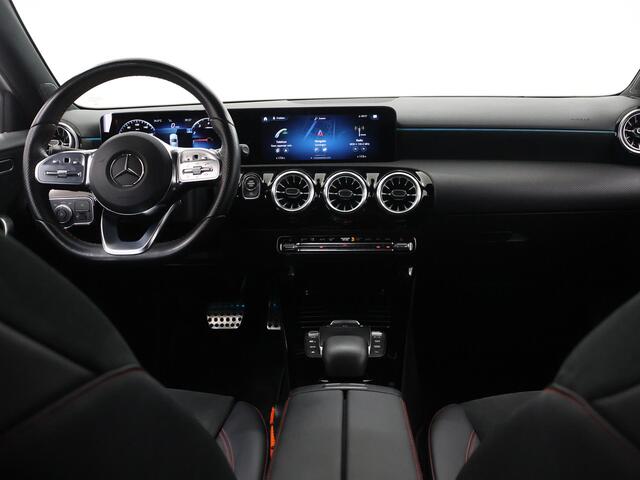 Mercedes-Benz A-KLASSE 180 AMG Line | Night | Widescreen | Stoelverwarming | Achteruitrijcamera | Sfeerverlichting |
