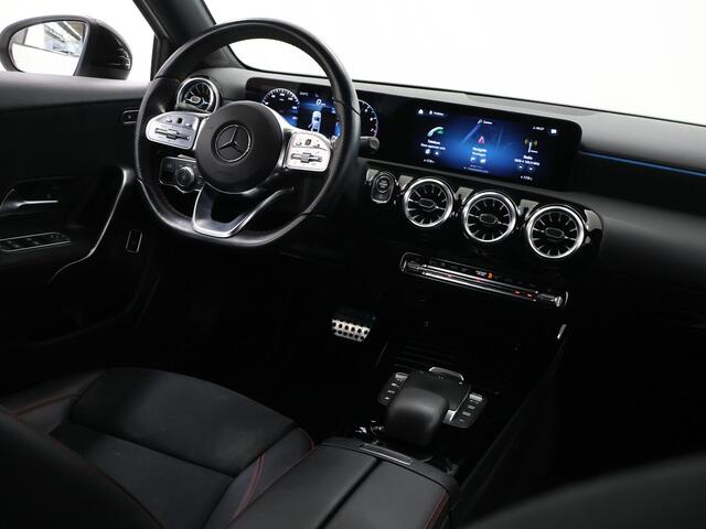 Mercedes-Benz A-KLASSE 180 AMG Line | Night | Widescreen | Stoelverwarming | Achteruitrijcamera | Sfeerverlichting |