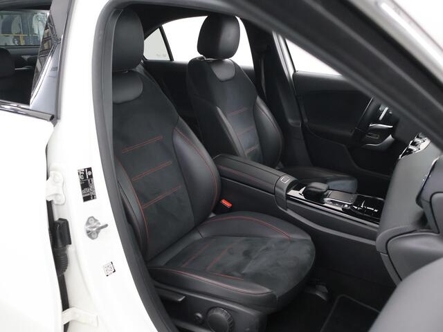 Mercedes-Benz A-KLASSE 180 AMG Line | Night | Widescreen | Stoelverwarming | Achteruitrijcamera | Sfeerverlichting |