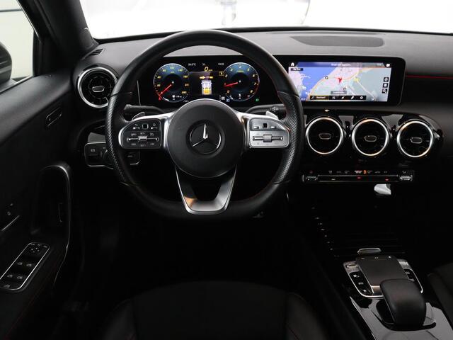 Mercedes-Benz A-KLASSE 180 Business Solution AMG Navigatie | Virtual Display | Climate Control | Camera | Carplay | Stoelverwarming | LED