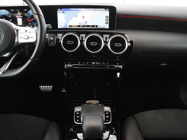 Mercedes-Benz A-KLASSE 180 Business Solution AMG Navigatie | Virtual Display | Climate Control | Camera | Carplay | Stoelverwarming | LED