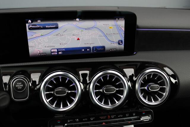 Mercedes-Benz A-KLASSE 250 e AMG Line | Facelift | Panoramadak | Sfeerverlichting | Camera | Zitcomfortpakket | Keyless Go | Stoelverwarming | Widescreen |