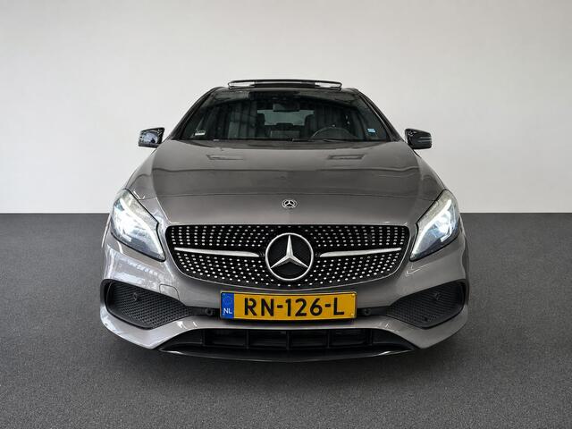 Mercedes-Benz A-KLASSE 180 AMG Edition Night Pack Panoramadak Navigatie Apple CarPlay Android Auto Camera Parkeerhulp Cruise Control Stoelverwarming Full Led Airco Lichtmetalen velgen