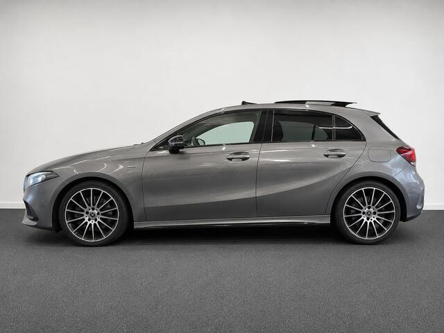 Mercedes-Benz A-KLASSE 180 AMG Edition Night Pack Panoramadak Navigatie Apple CarPlay Android Auto Camera Parkeerhulp Cruise Control Stoelverwarming Full Led Airco Lichtmetalen velgen