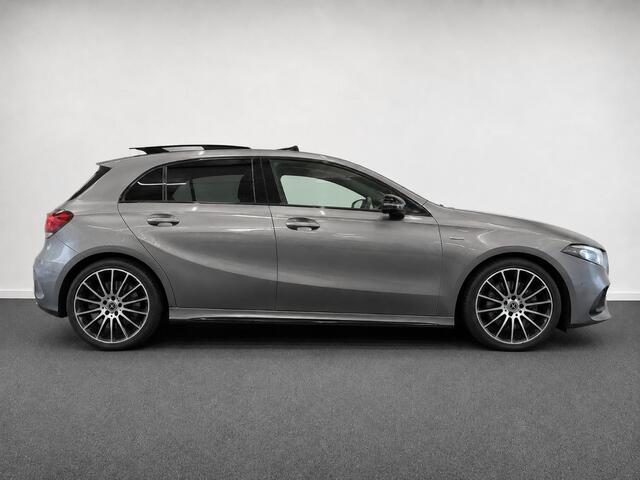 Mercedes-Benz A-KLASSE 180 AMG Edition Night Pack Panoramadak Navigatie Apple CarPlay Android Auto Camera Parkeerhulp Cruise Control Stoelverwarming Full Led Airco Lichtmetalen velgen