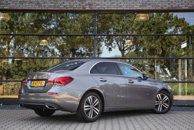 Mercedes-Benz A-KLASSE 180 Premium Plus , Adaptive cruise control, Sfeerverlichting, Stoelverwarming, Achteruitrijcamera