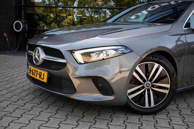 Mercedes-Benz A-KLASSE 180 Premium Plus , Adaptive cruise control, Sfeerverlichting, Stoelverwarming, Achteruitrijcamera
