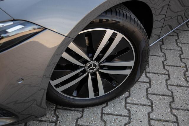 Mercedes-Benz A-KLASSE 180 Premium Plus , Adaptive cruise control, Sfeerverlichting, Stoelverwarming, Achteruitrijcamera