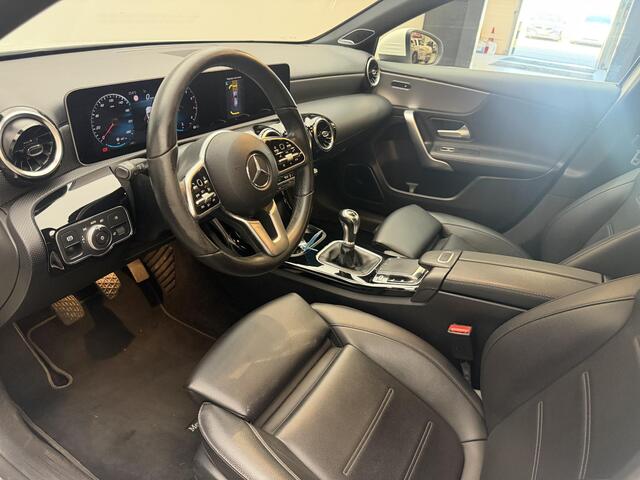 Mercedes-Benz A-KLASSE 200 Business Solution | 18 '' AMG wielen | Burmerster sound | Sportstoelen verw met leer | cam achter