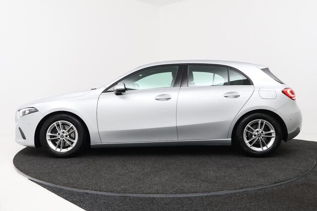 Mercedes-Benz A-KLASSE 200 Business Solution Plus Upgrade (CAMERA, STOELVERWARMING, NAVIGATIE, PARKEERSENSOREN)