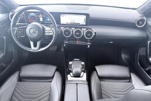 Mercedes-Benz A-KLASSE 200 Business Solution Plus Upgrade (CAMERA, STOELVERWARMING, NAVIGATIE, PARKEERSENSOREN)