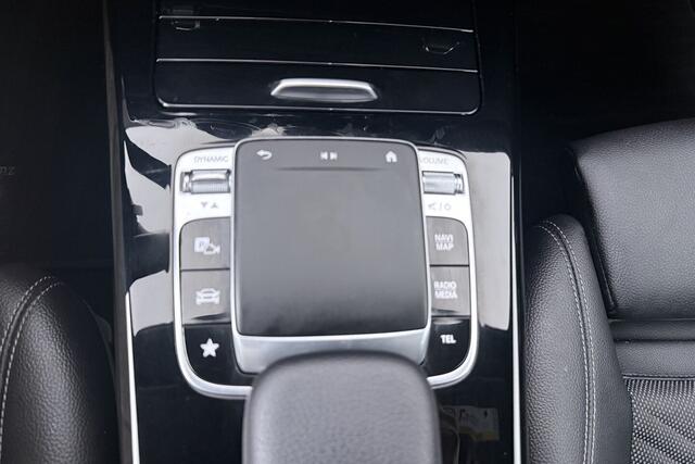 Mercedes-Benz A-KLASSE 200 Business Solution Plus Upgrade (CAMERA, STOELVERWARMING, NAVIGATIE, PARKEERSENSOREN)