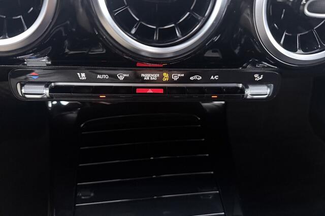 Mercedes-Benz A-KLASSE 200 Business Solution Plus Upgrade (CAMERA, STOELVERWARMING, NAVIGATIE, PARKEERSENSOREN)