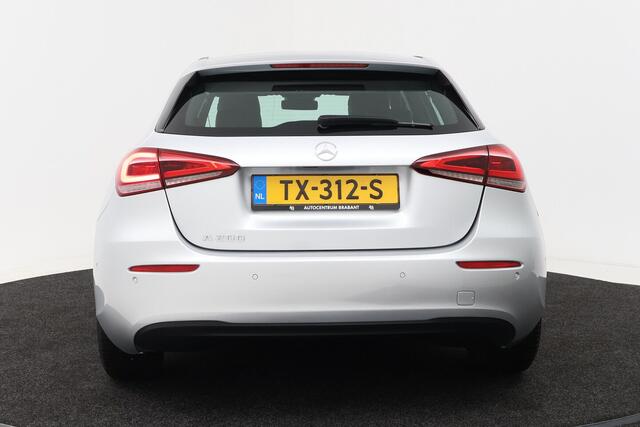 Mercedes-Benz A-KLASSE 200 Business Solution Plus Upgrade (CAMERA, STOELVERWARMING, NAVIGATIE, PARKEERSENSOREN)