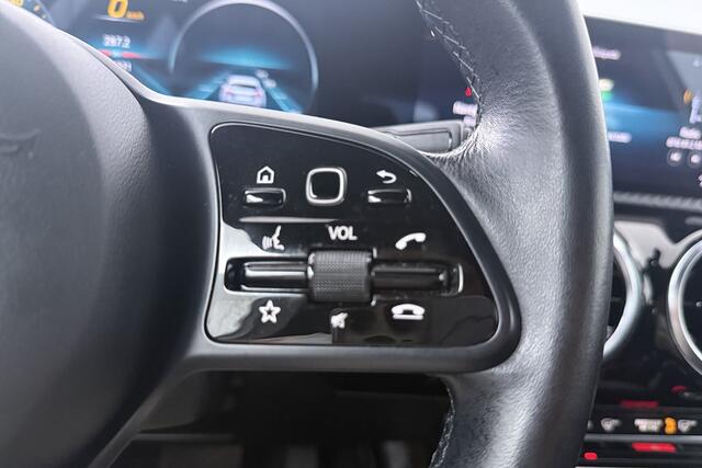 Mercedes-Benz A-KLASSE 200 Business Solution Plus Upgrade (CAMERA, STOELVERWARMING, NAVIGATIE, PARKEERSENSOREN)