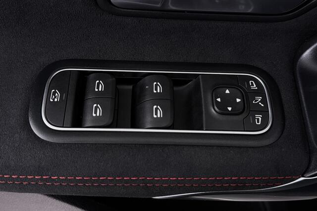Mercedes-Benz A-KLASSE 180 Business Solution AMG (PANORAMADAK, STOELVERWARMING, PDC, CAMERA, NAVIGATIE)