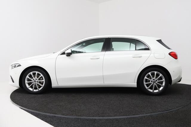 Mercedes-Benz A-KLASSE 220 Advantage (SFEERVERLICHTING, NAVIGATIE, CAMERA, STOELVERWARMING, LEDER)