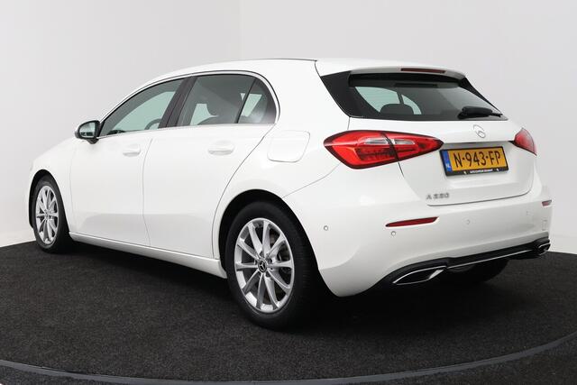 Mercedes-Benz A-KLASSE 220 Advantage (SFEERVERLICHTING, NAVIGATIE, CAMERA, STOELVERWARMING, LEDER)