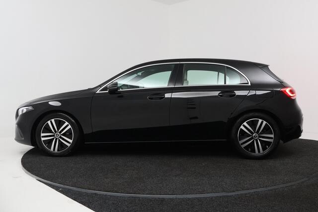 Mercedes-Benz A-KLASSE 180 Business Solution Luxury (STOELVERWARMING, SFEERVERLICHTING, NAVIGATIE, CAMERA, PARKEE