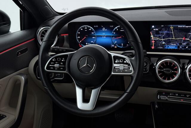 Mercedes-Benz A-KLASSE 180 Business Solution Luxury (STOELVERWARMING, SFEERVERLICHTING, NAVIGATIE, CAMERA, PARKEE