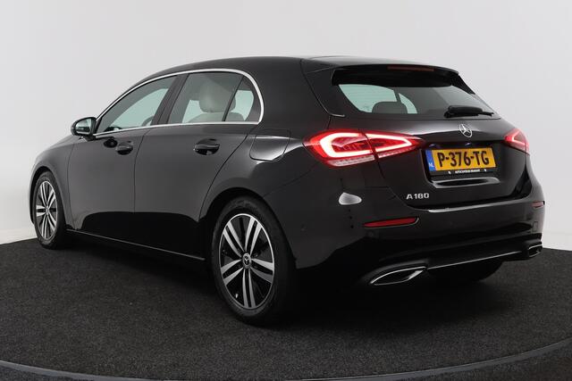 Mercedes-Benz A-KLASSE 180 Business Solution Luxury (STOELVERWARMING, SFEERVERLICHTING, NAVIGATIE, CAMERA, PARKEE