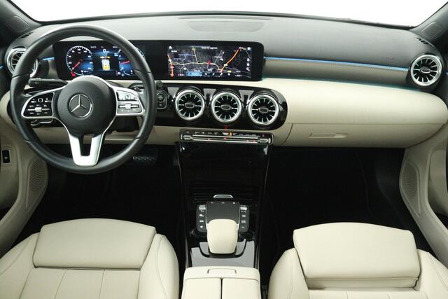 Mercedes-Benz A-KLASSE 180 Business Solution Luxury (SFEERVERLICHTING, STOELVERWARMING, 1e EIGENAAR, ACHTERUITRIJ