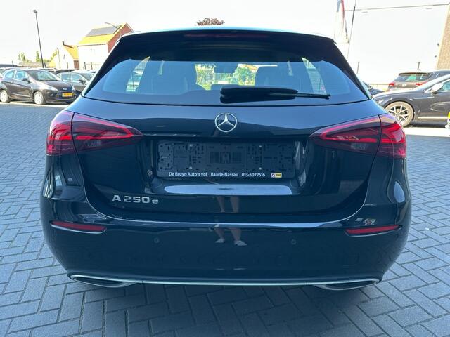 Mercedes-Benz A-KLASSE A250e Plug-in Hybride met airco, PDC, Apple CarPlay, achteruitrijcamera