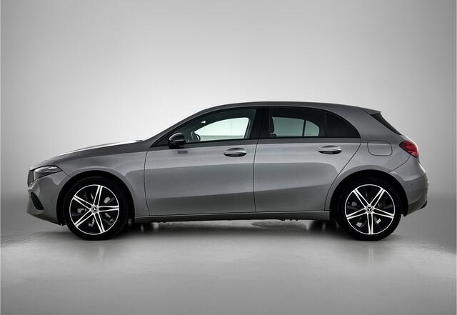 Mercedes-Benz A-KLASSE 250 e Night Plug-In Hybride Night Pakket | 18 Inch Velgen | Parkeerpakket met 360°-camera | Memory Voorstoelen | Distronic | Dodehoekassistent. Inclusief 24 maanden MB Certified garantie voor Europa.