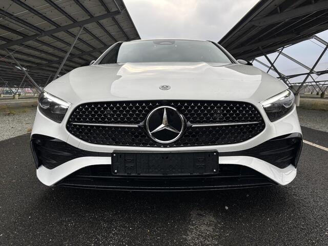 Mercedes-Benz A-KLASSE 180 Star Edition AMG Line | Night | Panoramadak | Multibeam LED | 19 Inch LM velgen | Sfeerverlichting |