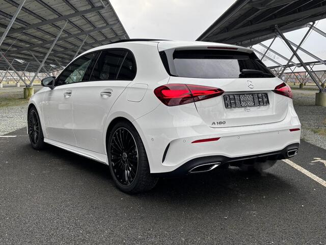 Mercedes-Benz A-KLASSE 180 Star Edition AMG Line | Night | Panoramadak | Multibeam LED | 19 Inch LM velgen | Sfeerverlichting |