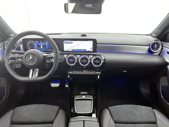 Mercedes-Benz A-KLASSE 250 e 140 Year Edition | Premium Plus | Parkeerpakket | Panoramaschuifdak | 360° camera | Burmester surround sound system | 19 inch multispaaks lichtmetalen AMG-velgen |