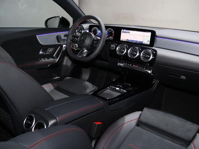 Mercedes-Benz A-KLASSE 180 Business Solution AMG | Panoramaschuifdak | Premium plus | Head-Up | Stoelverwarming | Achteruitrijcamera | MULTIBEAM LED |