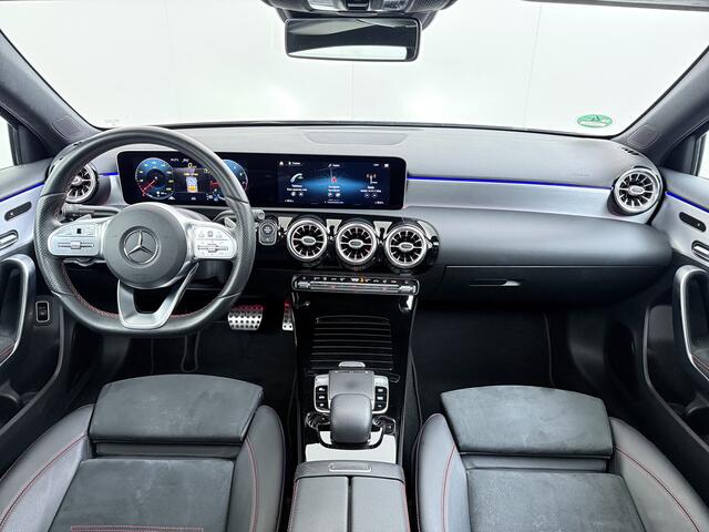Mercedes-Benz A-KLASSE 200 164PK Automaat AMG Business Sol. Panoramadak Trekhaak Adap.Cruise Camera Navi Elek.Stoelen+Memory+Verwarmd Apple Carplay Android Auto Rijassistentiepakket Business Plus-pakket Pdc Privacy Glas DAB Bluetooth Lmv Isofix Apps 1.600KG Trekgewicht Origineel Nederlandse Auto