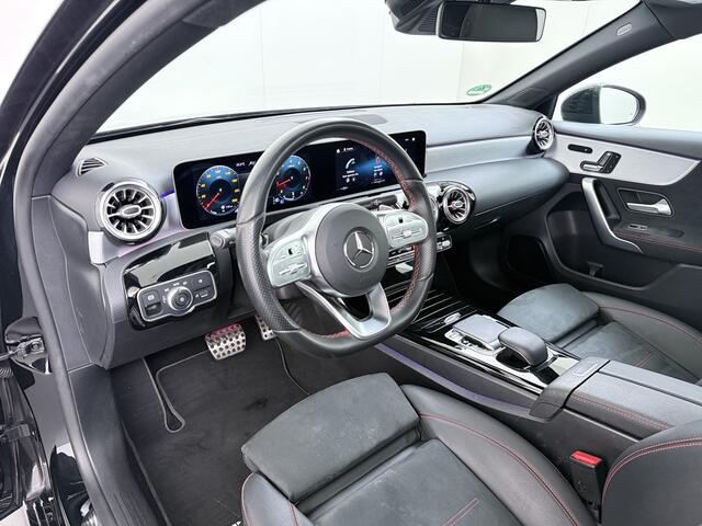 Mercedes-Benz A-KLASSE 200 164PK Automaat AMG Business Sol. Panoramadak Trekhaak Adap.Cruise Camera Navi Elek.Stoelen+Memory+Verwarmd Apple Carplay Android Auto Rijassistentiepakket Business Plus-pakket Pdc Privacy Glas DAB Bluetooth Lmv Isofix Apps 1.600KG Trekgewicht Origineel Nederlandse Auto