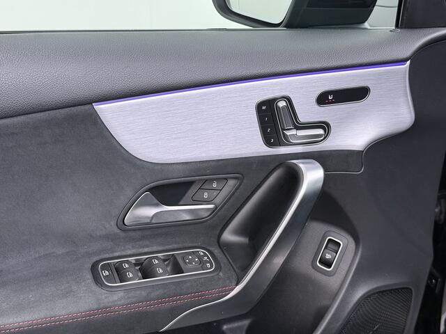 Mercedes-Benz A-KLASSE 200 164PK Automaat AMG Business Sol. Panoramadak Trekhaak Adap.Cruise Camera Navi Elek.Stoelen+Memory+Verwarmd Apple Carplay Android Auto Rijassistentiepakket Business Plus-pakket Pdc Privacy Glas DAB Bluetooth Lmv Isofix Apps 1.600KG Trekgewicht Origineel Nederlandse Auto
