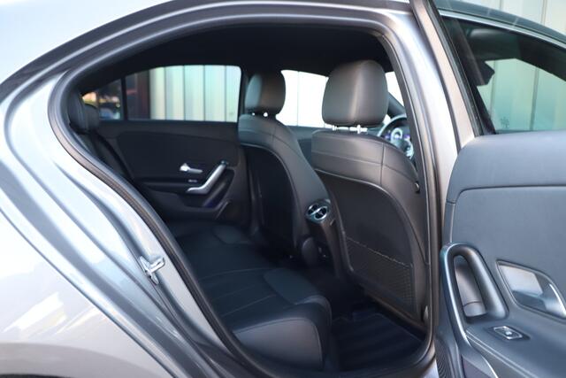 Mercedes-Benz A-KLASSE 180 Business Solution Luxury | 136PK | Sfeerverlichting+ | Stoelverw. | Widescreen | Camera | Clima | Carplay | 2020.
