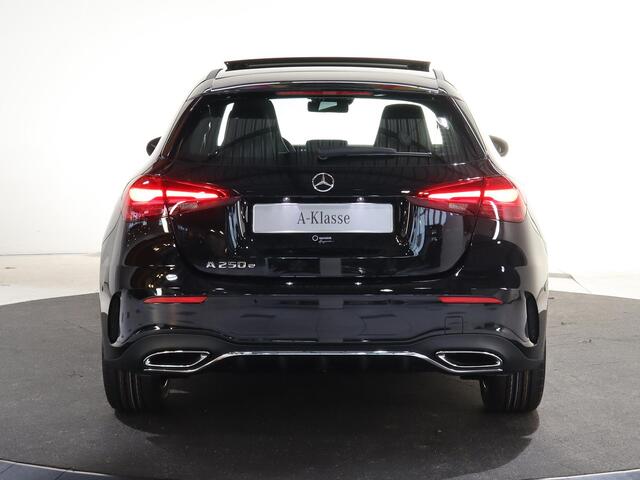 Mercedes-Benz A-KLASSE 250e Business Solution AMG | Panoramaschuifdak | Head-up display | Premium Plus | Stoelverwarming | 360° camera |