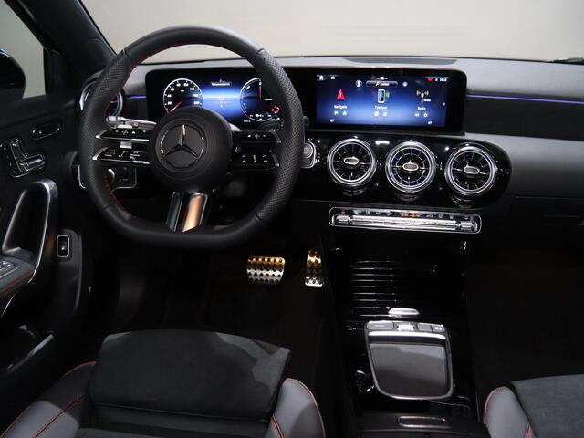 Mercedes-Benz A-KLASSE 250e Business Solution AMG | Panoramaschuifdak | Head-up display | Premium Plus | Stoelverwarming | 360° camera |