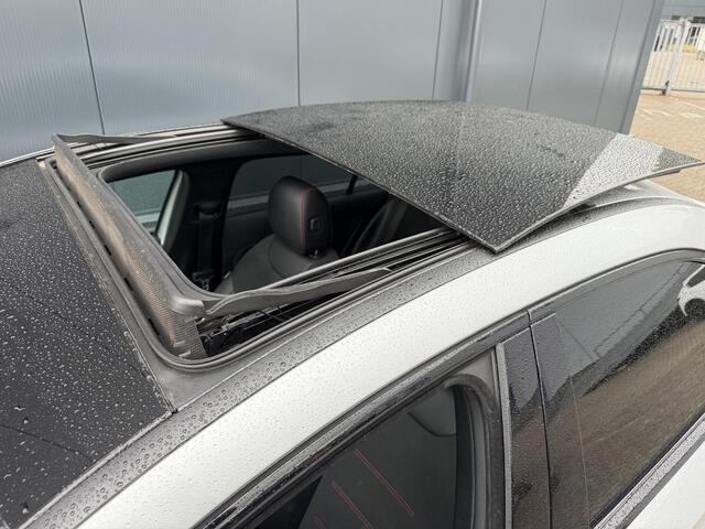 Mercedes-Benz A-KLASSE 250 e AMG Line 18''/SOH 100%/Panoramadak/Memory L&R/Trekhaak/Dodehoek/Keyless/Adaptieve cruise/Alarm/Sfeerverlichting/Camera/Apple Carplay & Android Auto
