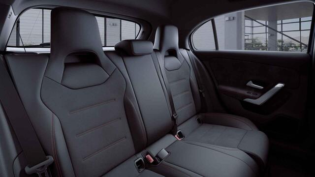 Mercedes-Benz A-KLASSE 180 Business Solution AMG | Night | Getint glas | Stoelverwarming | Widescreen | Sfeerverlichting |