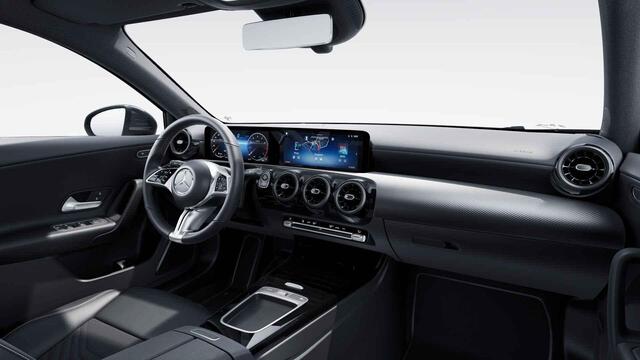 Mercedes-Benz A-KLASSE 180 Star Edition | Parkeerpakket | Widescreen | Stoelverwarming | Apple Carplay |