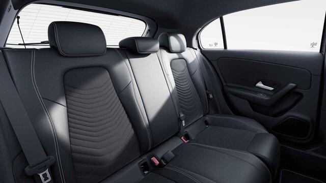 Mercedes-Benz A-KLASSE 180 Star Edition | Parkeerpakket | Widescreen | Stoelverwarming | Apple Carplay |
