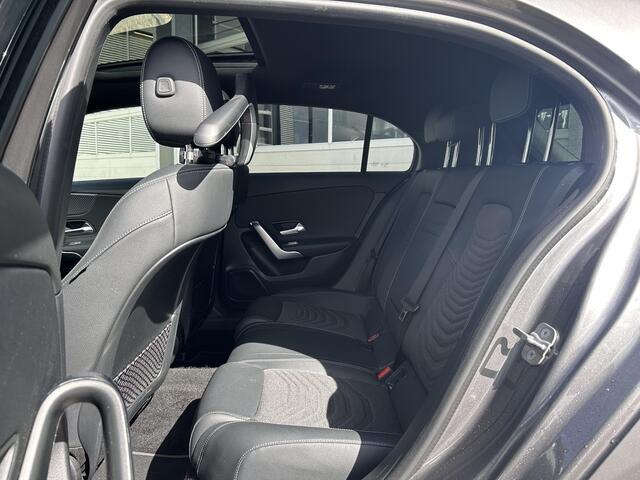 Mercedes-Benz A-KLASSE 180 Star Edition | Panoramadak | Apple CarPlay | Android Auto | Sfeerverlichting | Stoelverwarming | Achteruitrijcamera | Parkeersensoren | Elektrisch Inklapbare Buitenspiegels